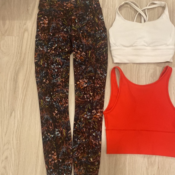 LULULEMON bundle: 1 legging , 1 top, 2 sports bras- 3 looks - Picture 2 of 10